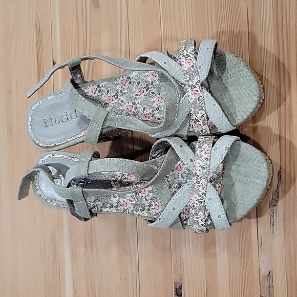 Mudd Wedge Heels 7 - Picture 2 of 7